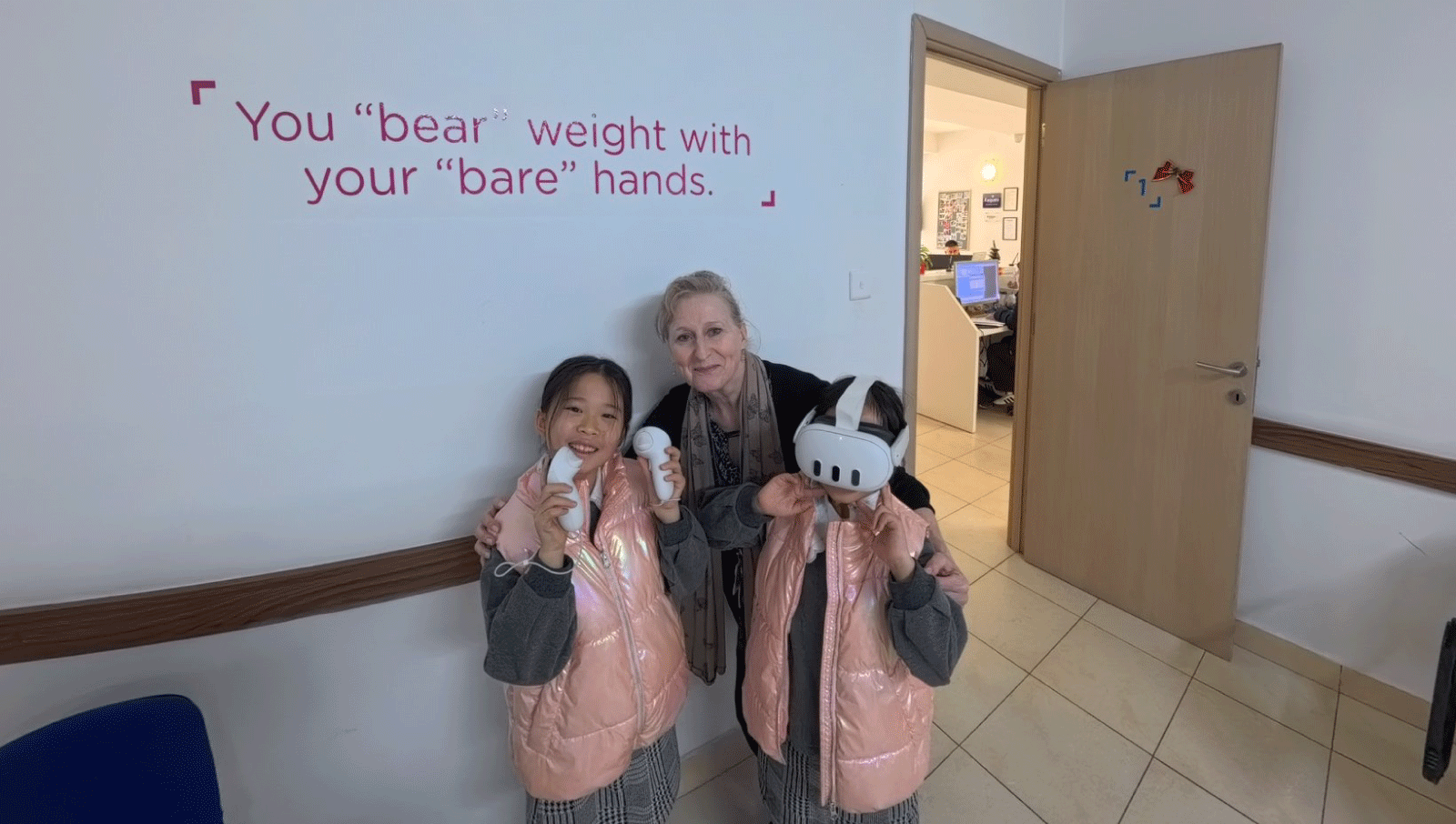 BELS Maltaで先生と交流する子どもたち